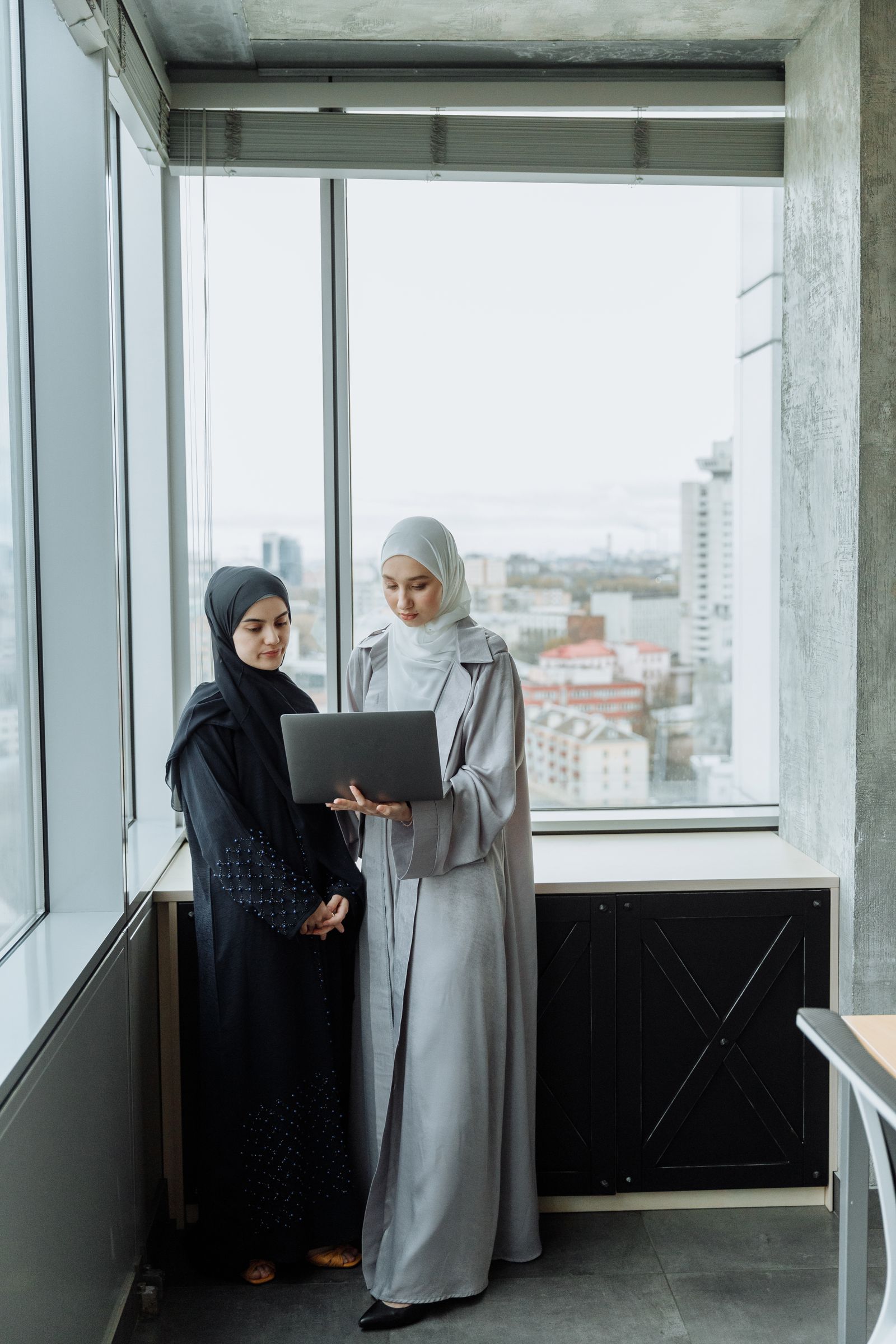 رائدتا أعمال خليجيتان تراجعان خطة العلامة في مكتب حديث