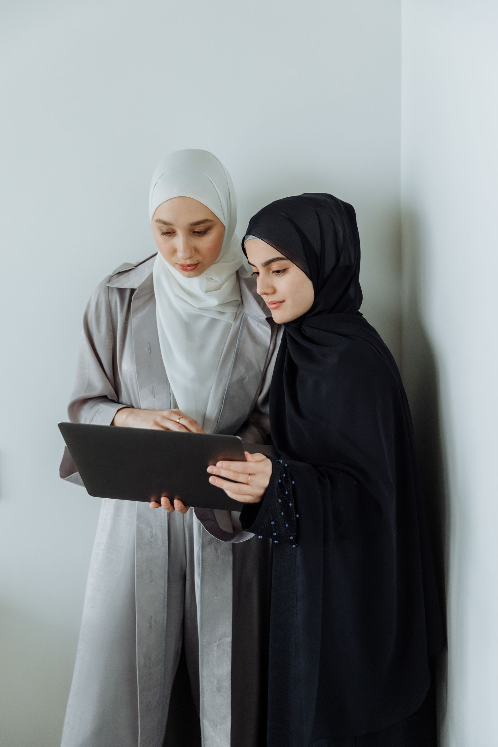 سيدتان خليجيتان تخطّطان للعلامة الشخصية